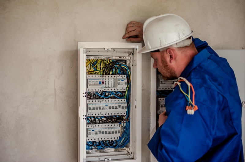 electricite-AUPS-min_electrician-2755683